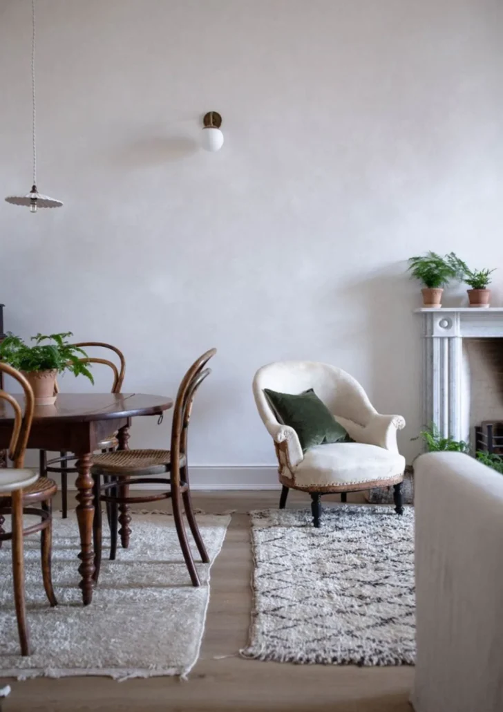 meszfestek-nappali-thonet-szekek-termeszetes-anyagok Nappali mészfestékes fallal, Thonet székekkel, vintage fotellel és berber szőnyeggel